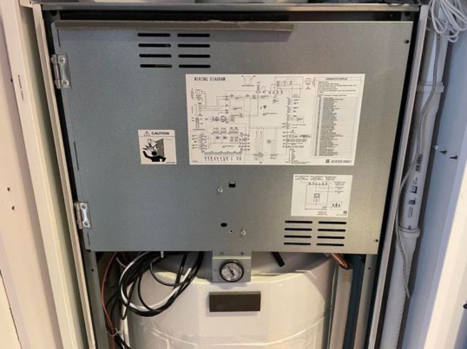 Zdjęta pokrywa i otwarte drzwiczki osłaniające elektronikę